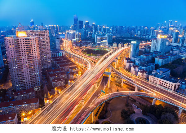 闪闪发光的城市公路交叉口在上海在黄昏的时候